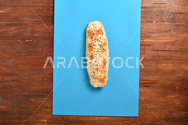 ساندويش فلافل لذيذ محشي داخل عجينة مخبوزة بمهارة، طريقة تحضير الطعام، مأكولات عربية شامية