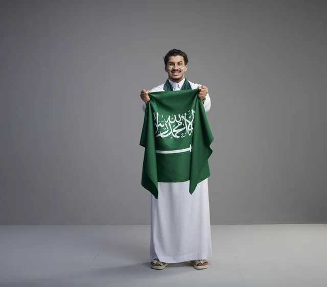 شاب سعودي يحمل العلم الوطني في الاستوديو
