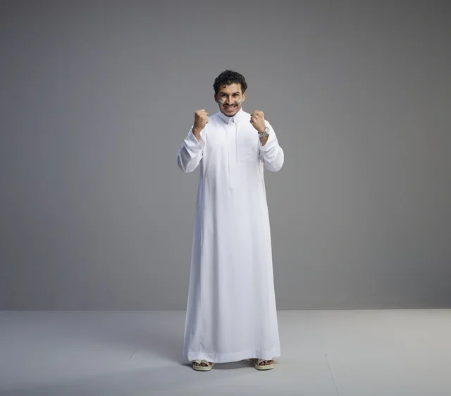 شاب سعودي بالثوب الأبيض يحتفل باليوم الوطني السعودي شاب سعودي بالثوب الأبيض يحتفل باليوم الوطني السعودي