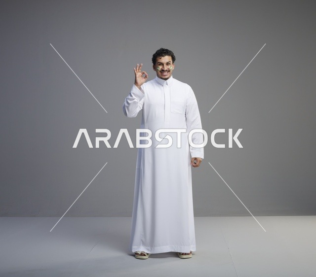 شاب سعودي بالثوب الأبيض مع رسم وطني على الوجه