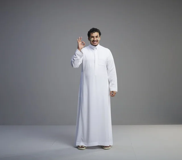 شاب سعودي بالثوب الأبيض مع رسم وطني على الوجه