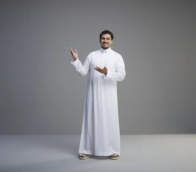 شاب سعودي يحتفل باليوم الوطني بالثوب التقليدي