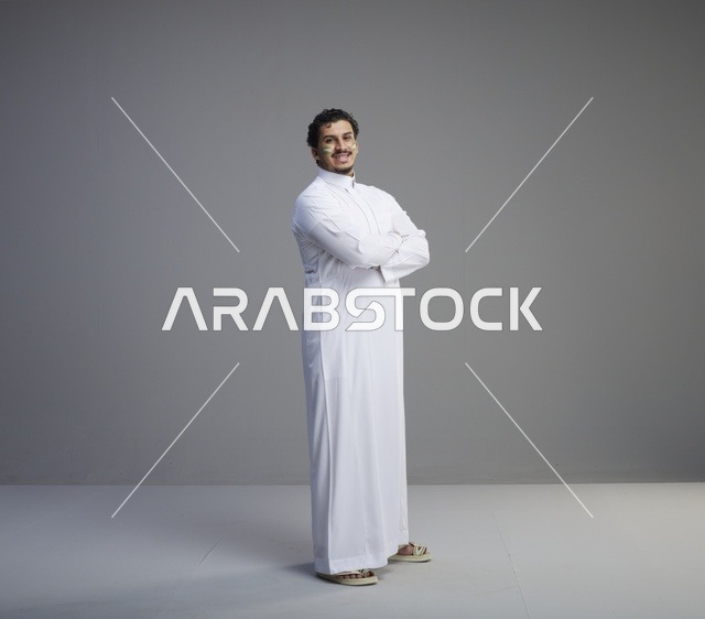 شاب سعودي بالثوب الأبيض التقليدي في بورتريه استوديو