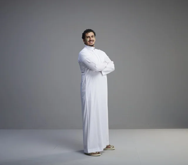 شاب سعودي بالثوب الأبيض التقليدي في بورتريه استوديو