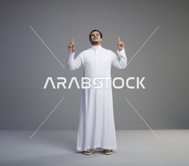 شاب سعودي يشير للأعلى في احتفال وطني