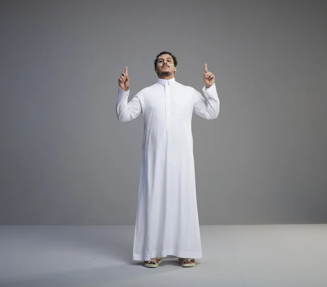 شاب سعودي يشير للأعلى في احتفال وطني