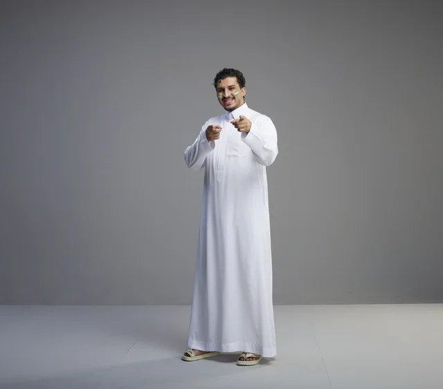 شاب سعودي يحتفل باليوم الوطني السعودي بالثوب الأبيض