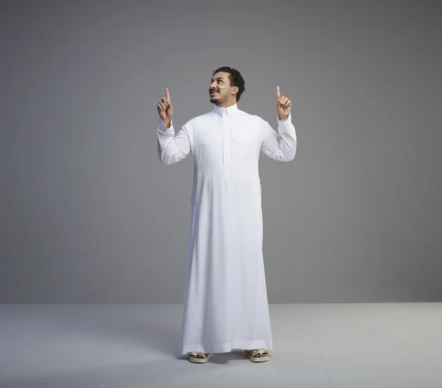 شاب سعودي بالثوب التقليدي يحتفل باليوم الوطني
