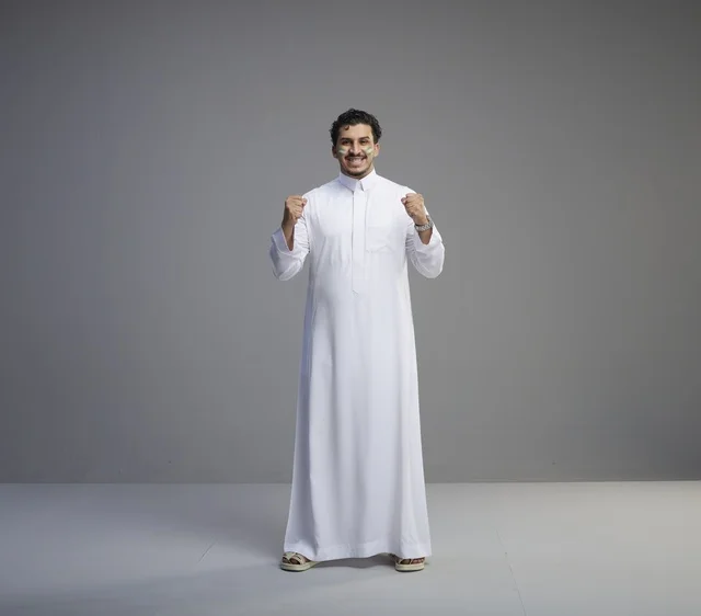 شاب سعودي يحتفل باليوم الوطني بالثوب الأبيض