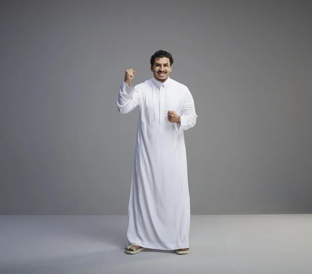 شاب سعودي يحتفل باليوم الوطني السعودي بالثوب التقليدي