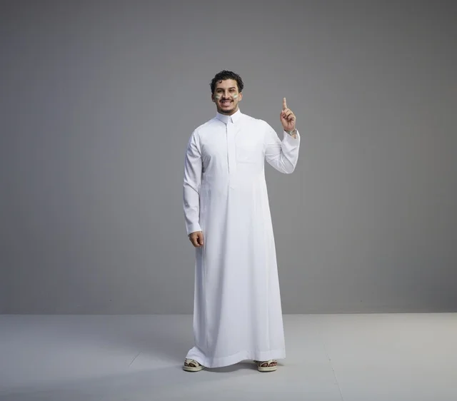 شاب سعودي بالثوب يحتفل باليوم الوطني في استوديو