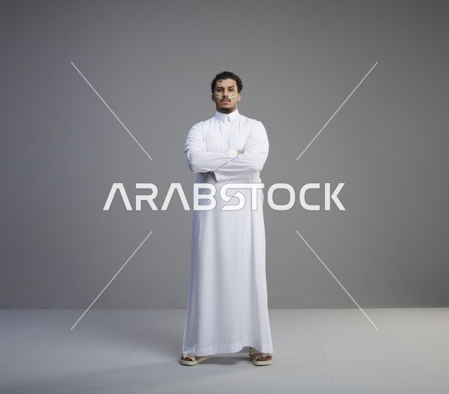 شاب سعودي بالثوب الأبيض مع رسم اليوم الوطني