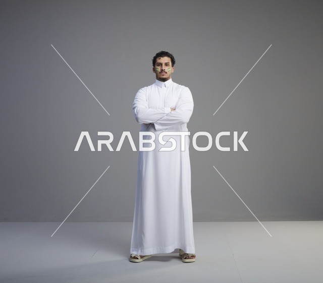 شاب سعودي بالثوب الأبيض يحتفل باليوم الوطني