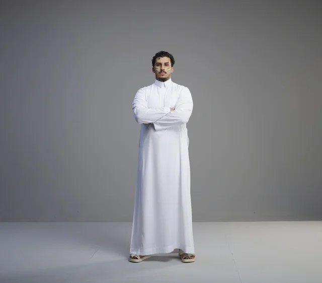 شاب سعودي بالثوب الأبيض يحتفل باليوم الوطني