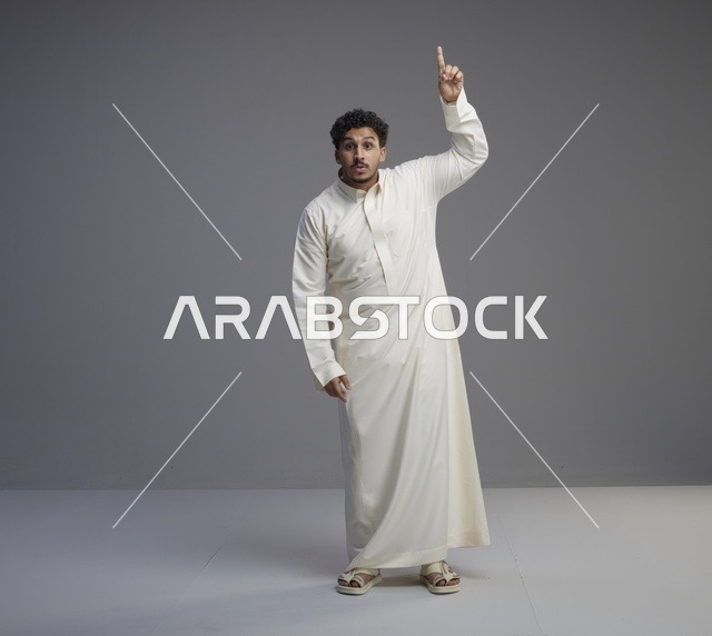رجل سعودي بالثوب الأبيض يشير للأعلى