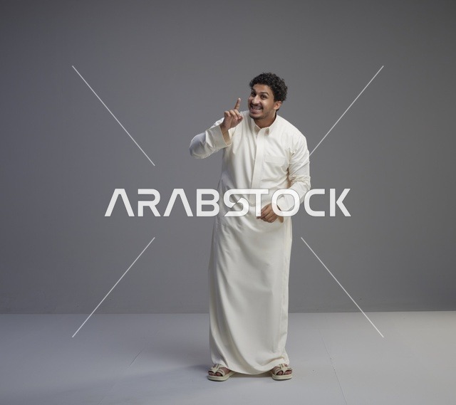 رجل سعودي بالثوب الأبيض يشير بإصبعه للأعلى
