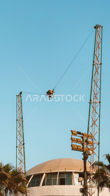 ابراج لعبة القفز بالحبل المطاطي، حبل مطاطي يوصل بين الابراج، العاب وترفيه، القفز بالحبل المطاطي، السياحة في السعودية