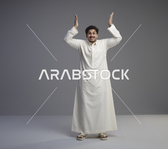 رجل سعودي بالثوب الأبيض مع إيماءة دهشة