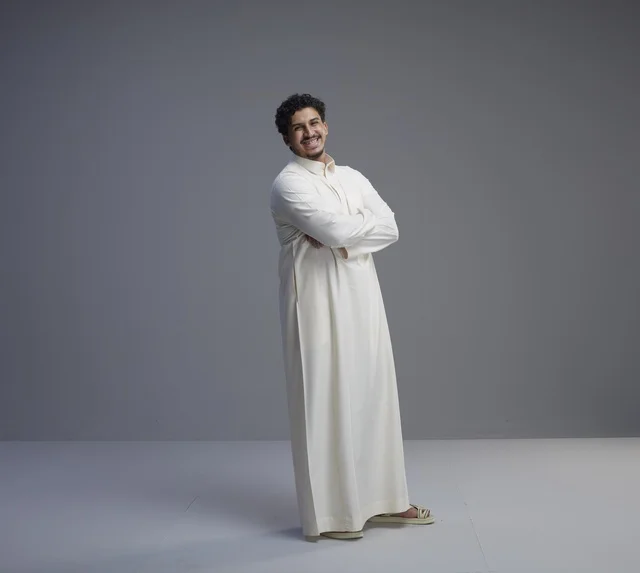 رجل سعودي بالثوب الأبيض التقليدي في الاستوديو