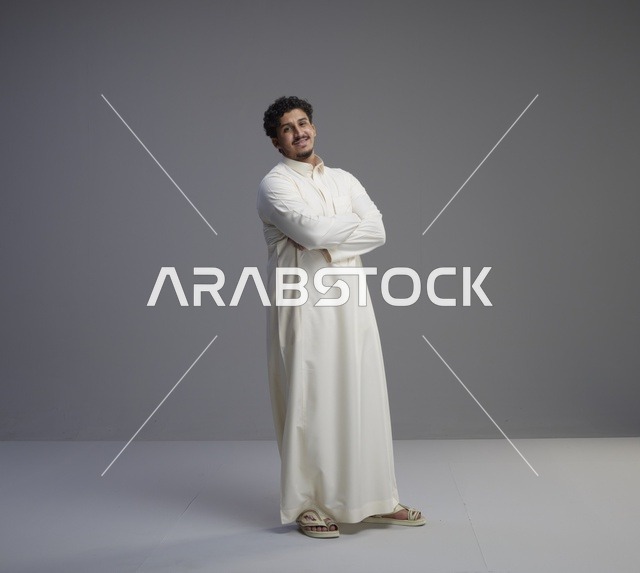 رجل سعودي بالثوب الأبيض التقليدي في الاستوديو