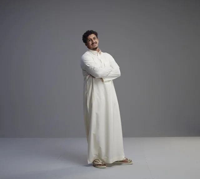 رجل سعودي بالثوب الأبيض التقليدي في الاستوديو