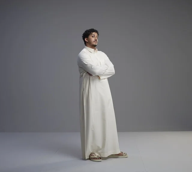 رجل سعودي بالثوب الأبيض التقليدي في الاستديو
