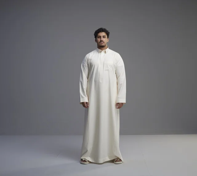 رجل سعودي بالثوب الأبيض التقليدي في الاستوديو
