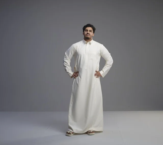 رجل سعودي بالثوب الأبيض التقليدي لقطة كاملة رجل سعودي بالثوب الأبيض التقليدي لقطة كاملة