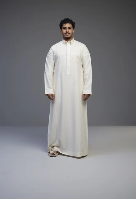 رجل سعودي بالثوب الأبيض التقليدي في الاستوديو