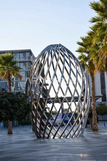 صورة مقرية لشكل هندسي بيضوي مصنوع من الحديد في سيتي ووك بإمارة دبي ، معالم سياحية مشهورة في الإمارات ، السياحة في الإمارات العربية المتحدة