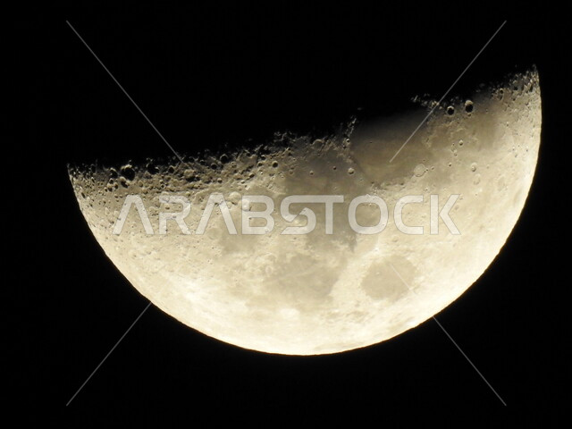 صورة مقربة للقمر بمنتصف الشهور وسط الليل في السماء ، ضوء القمر ليلاً ، القمر الساطع في السماء ليلاً