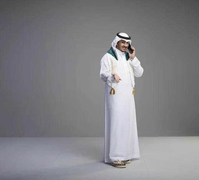 خريج سعودي يتحدث عبر الجوال في الاستوديو