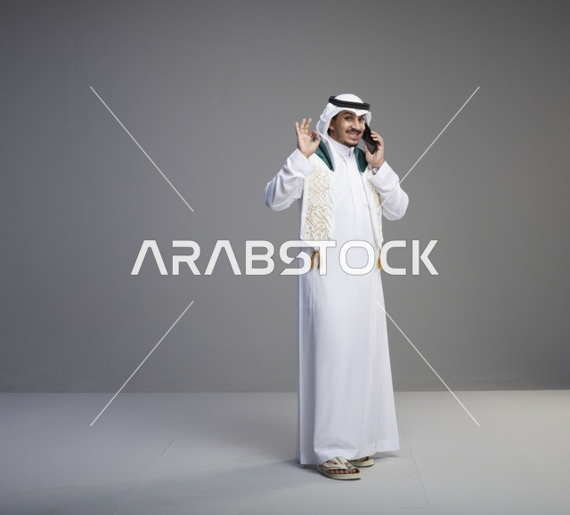 خريج سعودي يتحدث عبر الهاتف الذكي