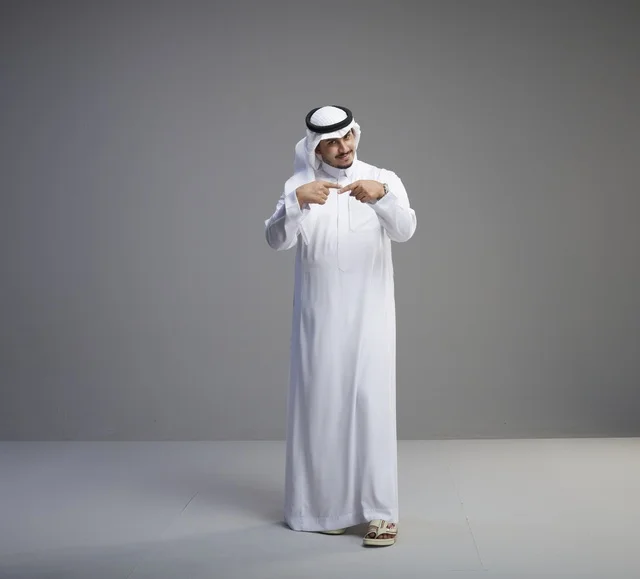 رجل سعودي بالثوب التقليدي في الاستديو