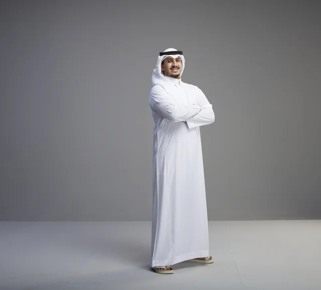 رجل سعودي بالثوب الأبيض التقليدي في استوديو