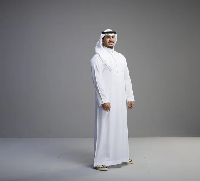 رجل سعودي بالثوب التقليدي والأبيض في استوديو