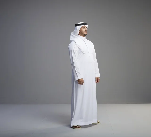 رجل سعودي بالزي التقليدي في الاستوديو