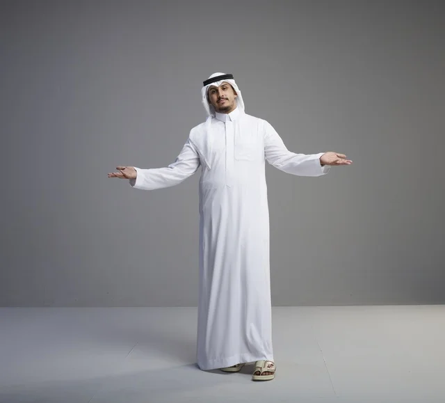 رجل سعودي بالثوب التقليدي الأبيض في استوديو تصوير