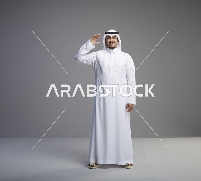 رجل سعودي بالثوب الأبيض التقليدي يؤدي التحية