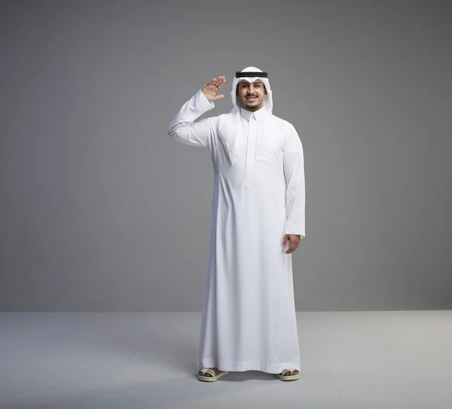 رجل سعودي بالثوب الأبيض التقليدي يؤدي التحية