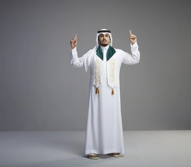 خريج سعودي بالزي التقليدي يشير للأعلى