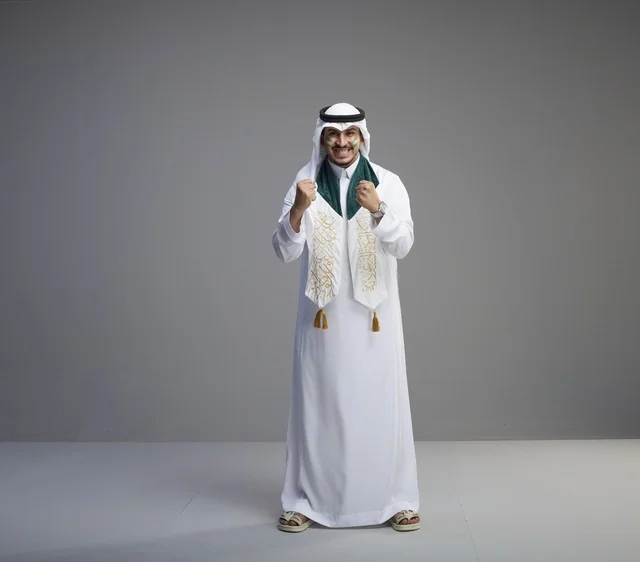 خريج سعودي بالزي التقليدي يحتفل بالنجاح في الاستوديو