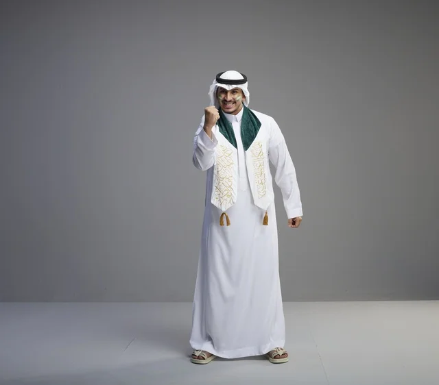 خريج سعودي يحتفل بالنجاح بالزي التقليدي