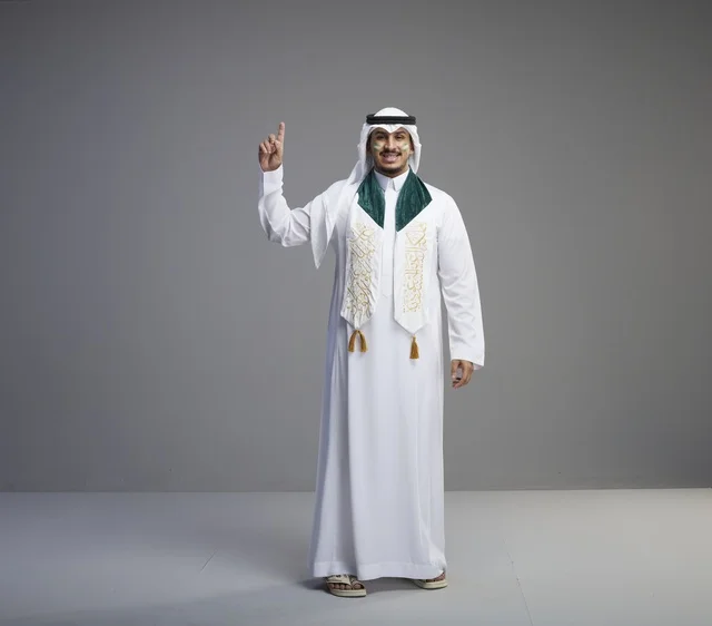 خريج سعودي بالزي التقليدي ووشاح التخرج