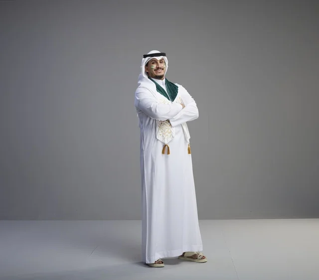 خريج سعودي بالزي التقليدي ووشاح التخرج