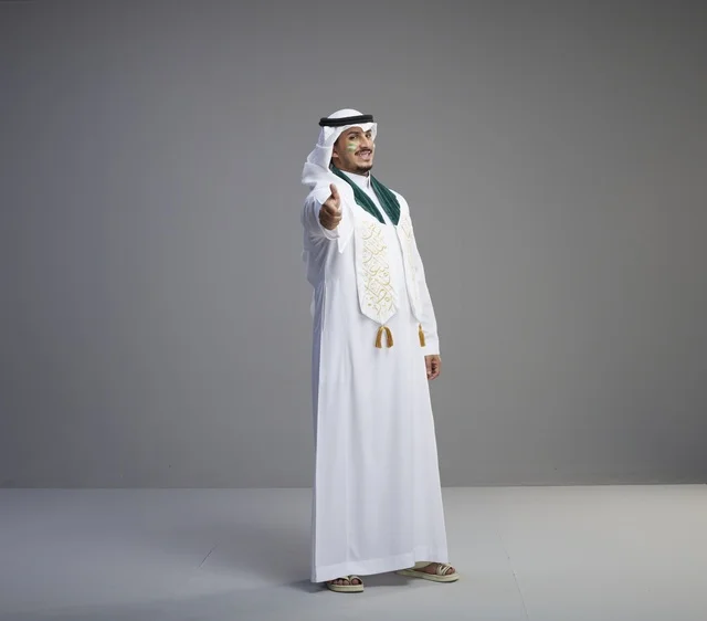 خريج سعودي بالزي التقليدي ووشاح التخرج في استوديو
