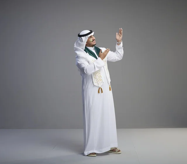 رجل سعودي يحتفل باليوم الوطني بالزي التقليدي