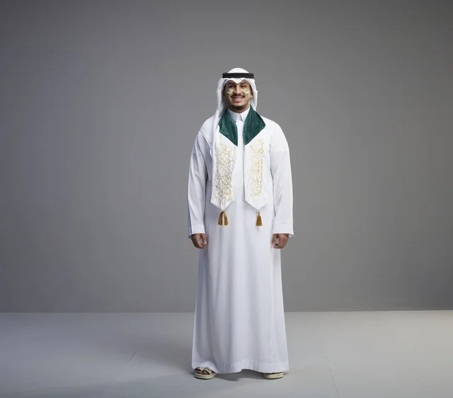 خريج سعودي بالزي التقليدي ووشاح التخرج