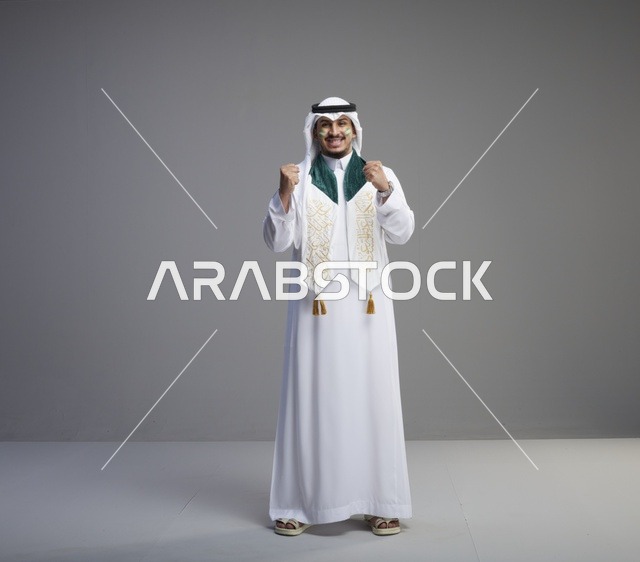 خريج سعودي بالزي التقليدي يحتفل بالنجاح في استوديو - صورة