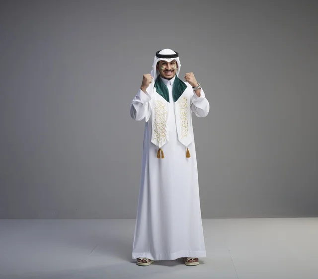 خريج سعودي واثق بالزي التقليدي